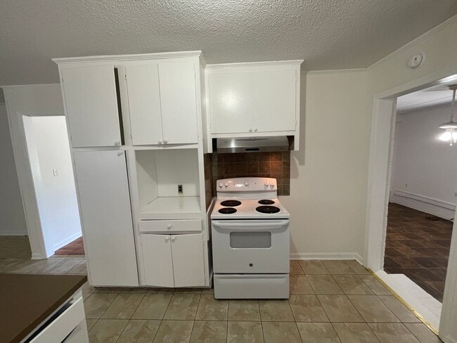 Building Photo - Freshly painted 3 bedroom 1.5 bath house with very large yard!  Pet Friendly!