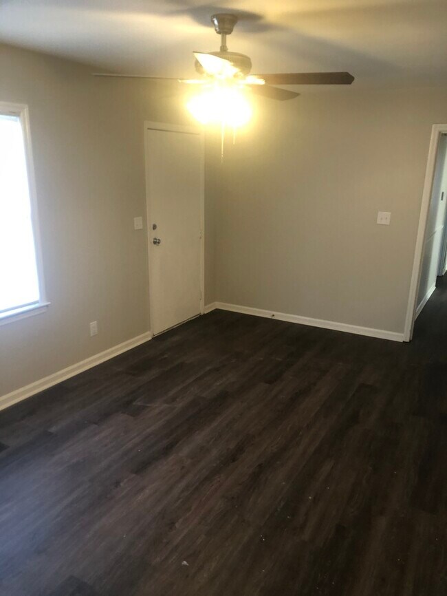 Foto del edificio - 2400 Parkwood- AVAILABLE NOW!