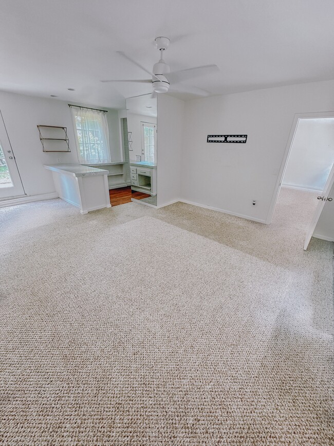 Open living room - 835 Westmount Dr