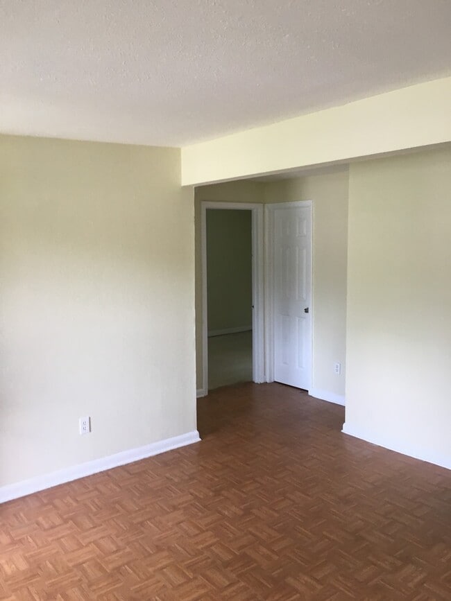 Building Photo - 2 bedroom Duplex