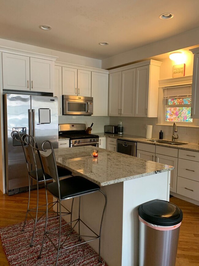 Foto del edificio - Very Spacious 5 BR/3 BA Duplex in Lincoln ...