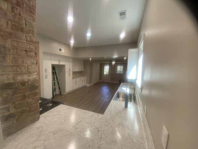 Kitchen & dining area - 2100 Nelson Ave