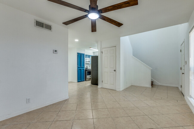 Foto del edificio - 10575 Starcrest Dr