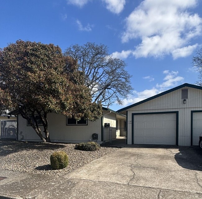 Building Photo - 1160-1180 18th St SE Salem, OR 97302