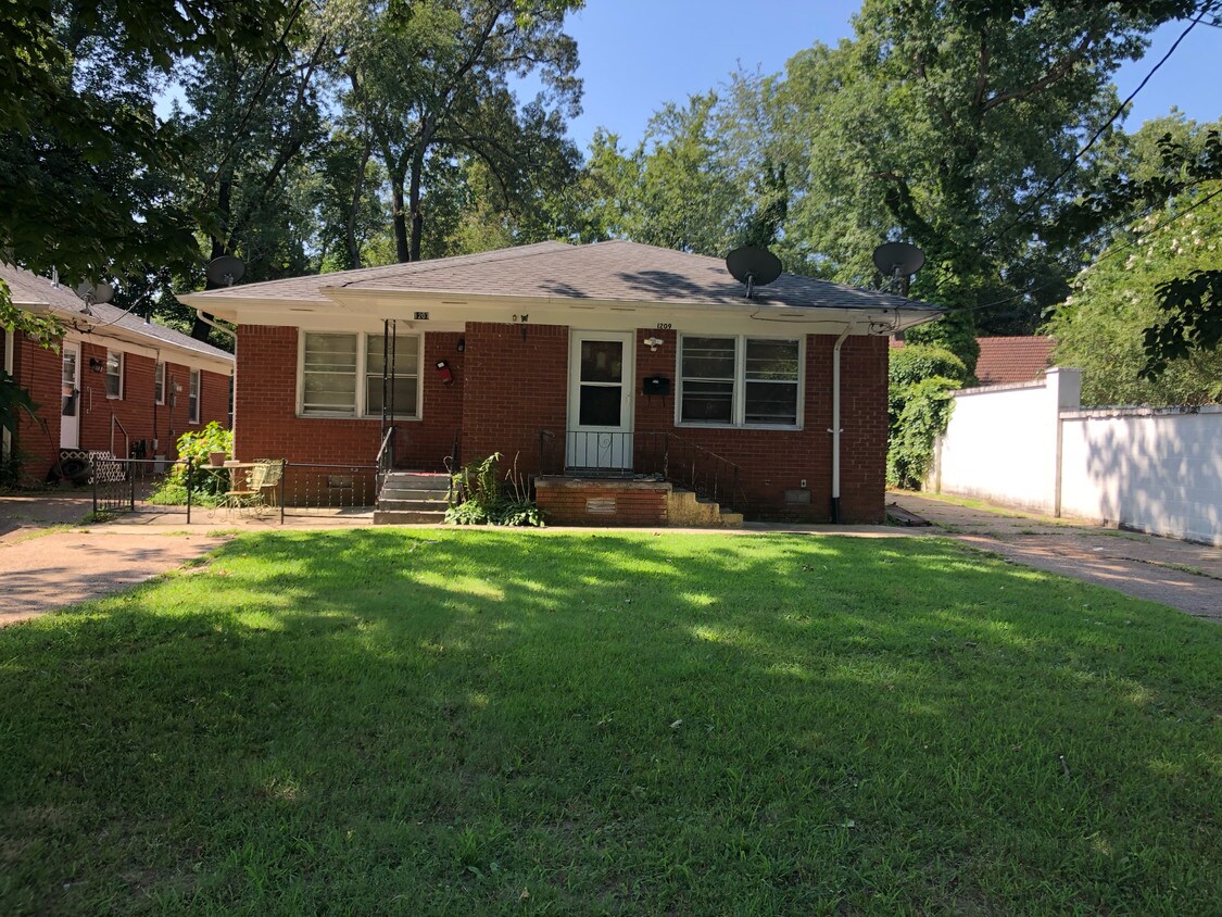 Building Photo - 1207 W Matthews Ave