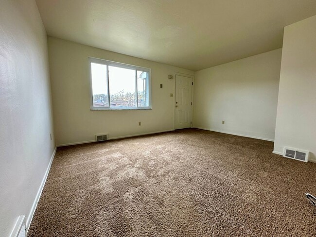 Building Photo - Spacious 2BR Townhome with Washer and Dryer Hook-ups & Yard! Call us Today for a Showing!