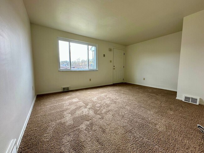 Foto del edificio - Spacious 2BR Townhome with Washer and Dryer Hook-ups & Yard! Call us Today for a Showing!