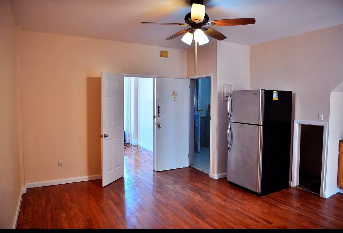 Entrance - 470 47th St