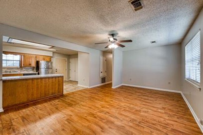 Building Photo - 114 S Mitchell St