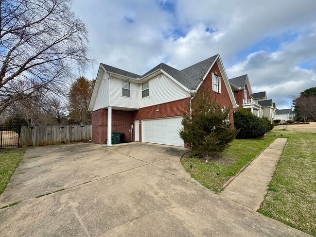 Photo - East Fayetteville 7 bedrooms 5 baths, VANDERGRIFF DIST - beautiful spread House