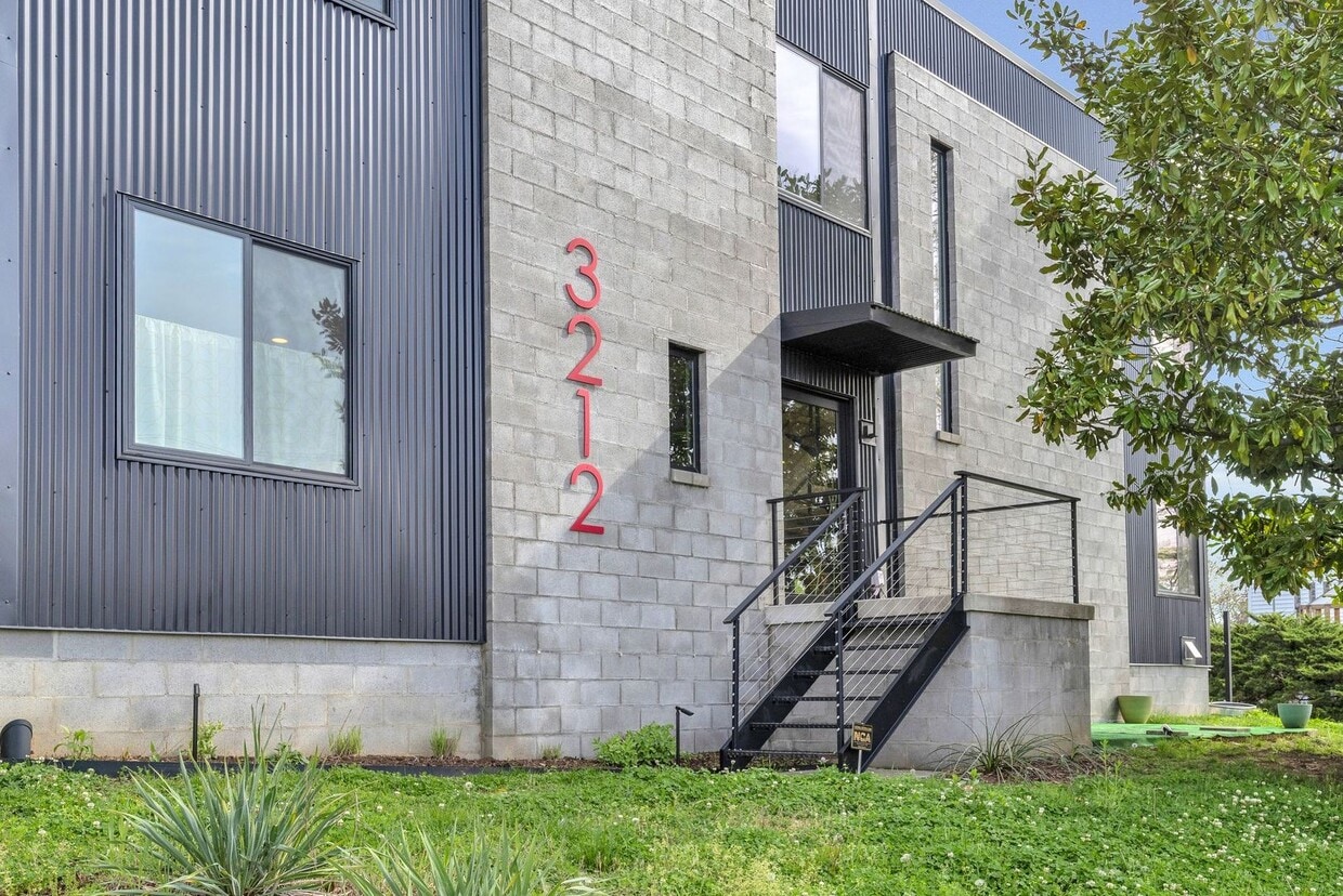 Custom-Built 4 Bed/ 2 Full + 2 Half Bath Modern Home at the base of Love Circle, Fully Furnished,... - Custom-Built 4 Bed/ 2 Full + 2 Half Bath Modern Home at the base of Love Circle, Fully Furnished,...