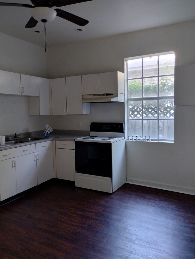 Building Photo - 801 Mabbette St