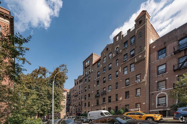 Building Photo - Evergreen Owners