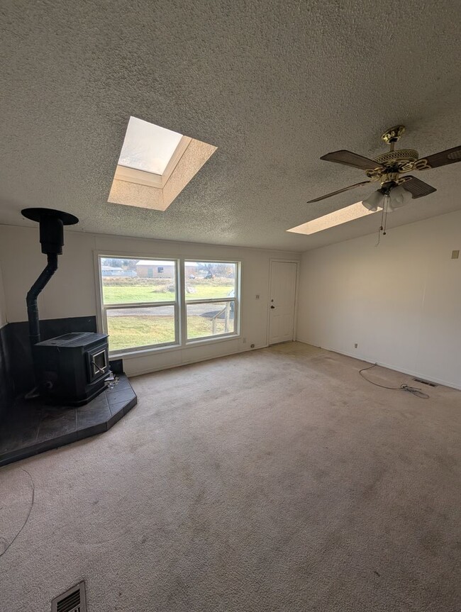 Building Photo - 3 Bedroom 2 Bath House