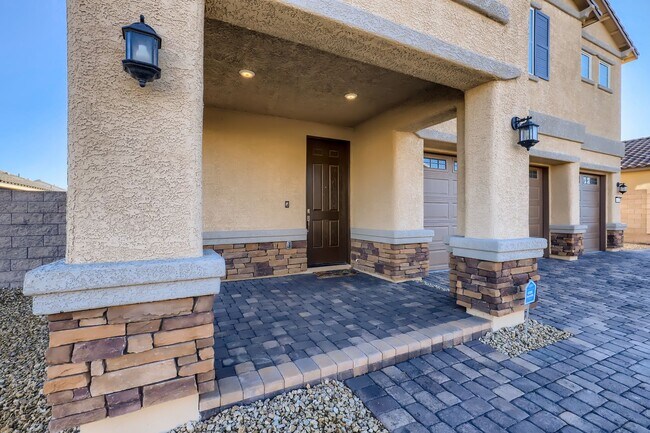 Building Photo - Beautiful 4 bed, 4.5 bath, 3 car garage with full casita!