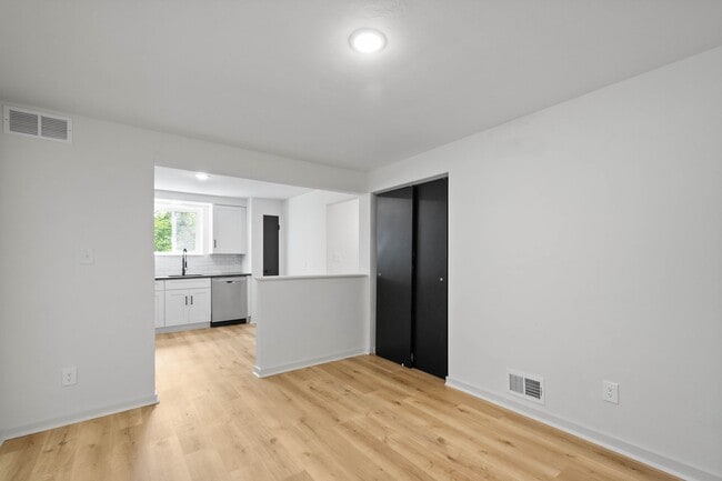 Foto del edificio - READY FOR MOVE IN! FULLY RENOVATED 2-BEDRO...