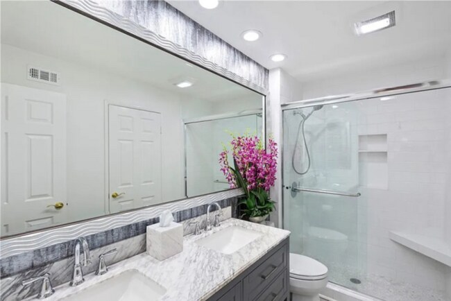 Foto del edificio - Stunning Furnished 2-bedroom Newport Beach condo Near the Ocean Today!