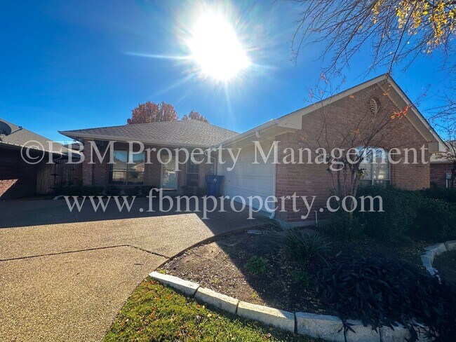 Building Photo - 708 Nandina Way