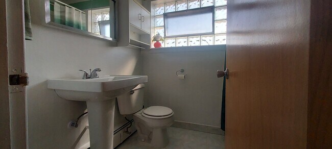 Photo - 1995 Howard Ave Apartments