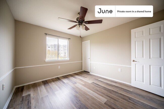 Foto del edificio - Private bedroom in 4 bed/2.5 bath Home