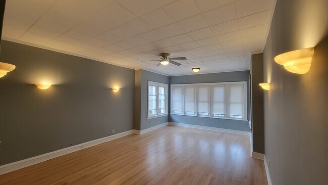 Building Photo - 5749 N Talman Ave