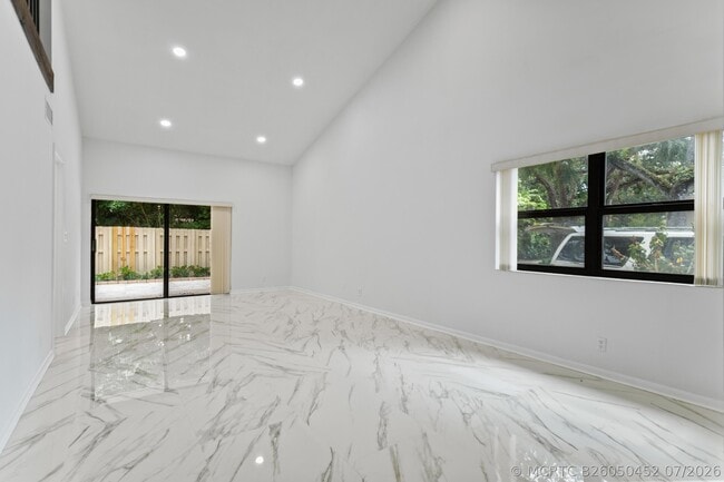 Building Photo - 1400 NW 9th Ave