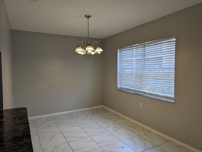 Foto del edificio - 3715 Pinewood Dr NE