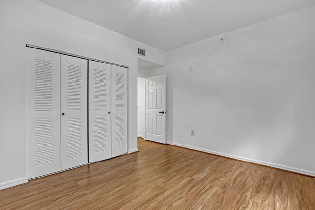 Building Photo - 340 Crestwood Cir