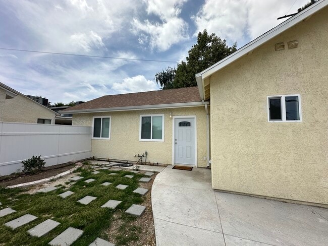 Foto del edificio - 7445 Rhea Ave