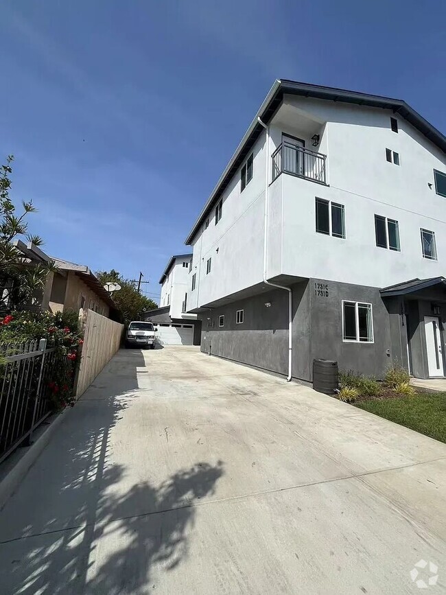 Building Photo - 1731 E 68th St