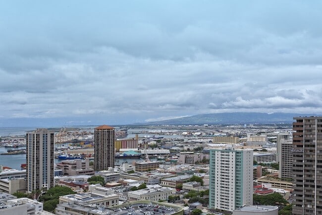 Building Photo - Convenient Living in Downtown Honolulu!