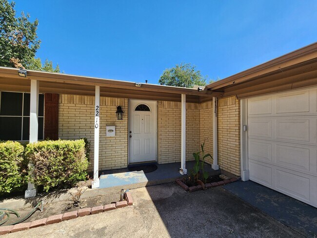 Foto del edificio - 2210 Newcastle Dr