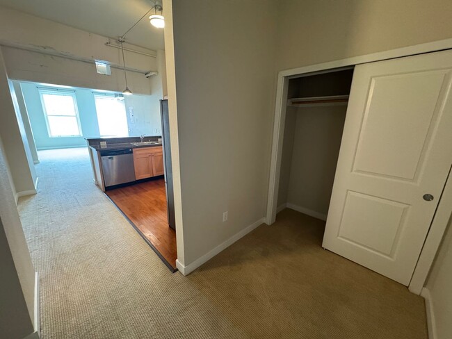 Building Photo - Modern 1-Bedroom Condo in the historic Gar...