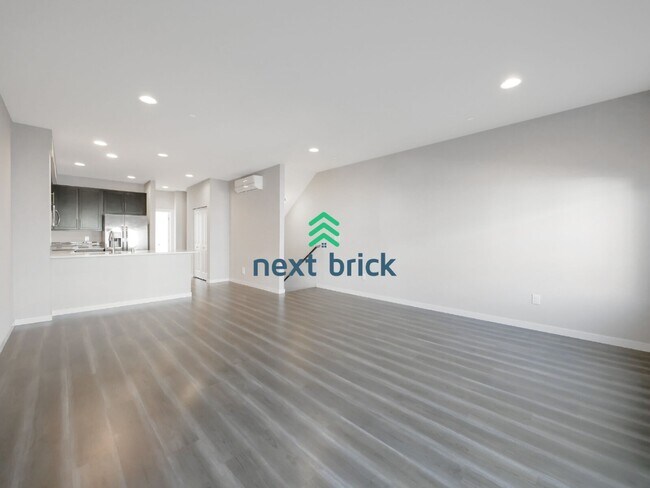 Foto del edificio - 3 Bed and 3 Bath Stunning Townhome is Available for Rent!