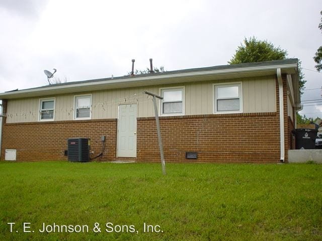 Building Photo - 3 br, 1.5 bath House - 1410 Pleasant Street