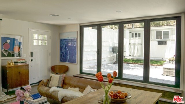 Foto del edificio - 5316 La Roda Ave