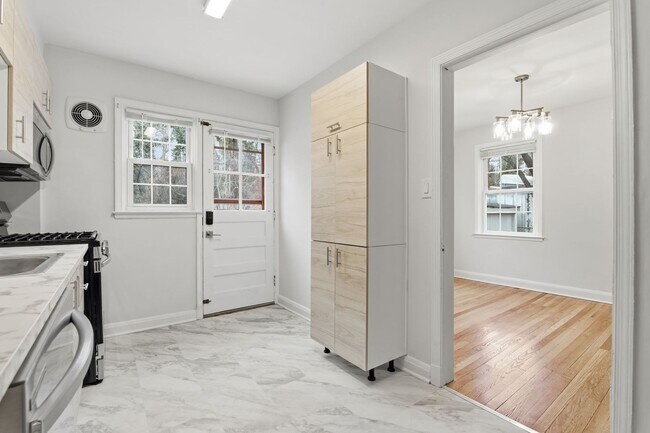 Foto del edificio - Newly Remodeled 3BR Semi-Detached in Catonsville | Refinished Oak Floors | Updated Kitchen + Bath...