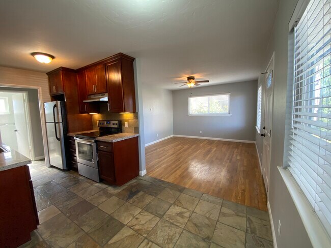 Vista de la sala de estar desde la zona de la cocina. - 2540 Robinson Ave
