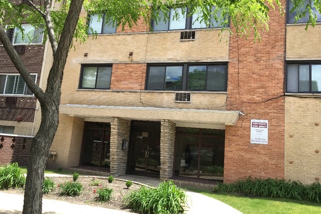 Building Photo - 6611 N Sheridan Rd