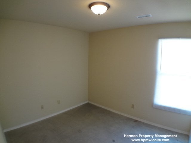 Building Photo - 3 Bed 2 Bath Duplex Near 21st & Amidon