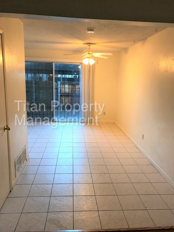 Building Photo - 8861 La Riviera Dr