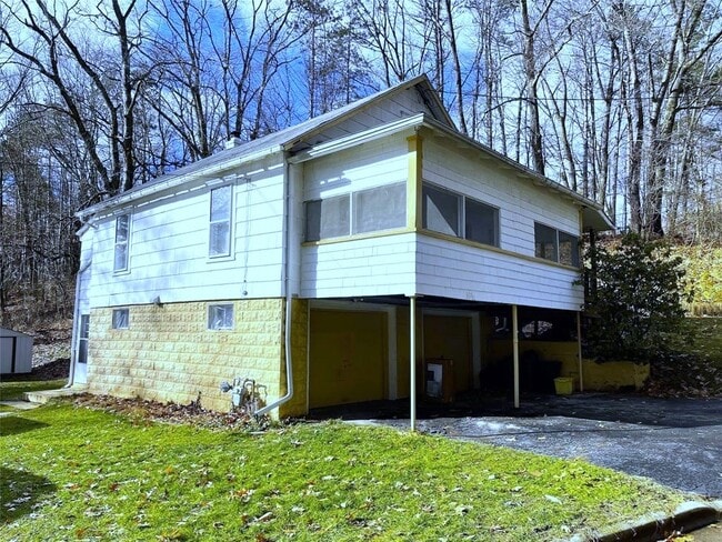 Building Photo - 33 1/2 Oak St