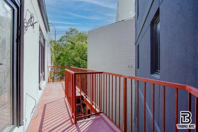 Foto del edificio - 3 bedroom in RIDGEWOOD NY 11385