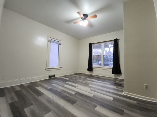 Building Photo - 578 W 6th St