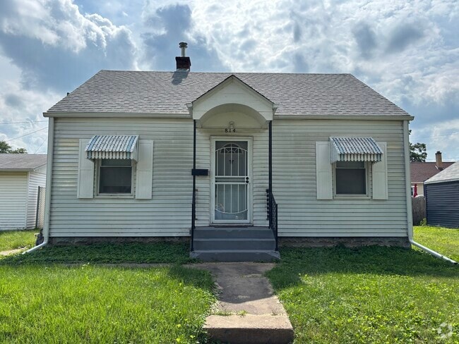 Building Photo - 814 S Elsie Ave