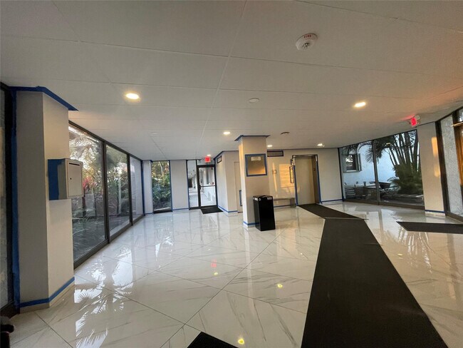 Foto del edificio - 16141 Blatt Blvd