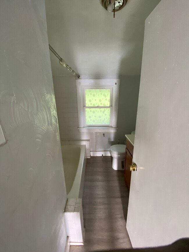 Building Photo - 846 Maple Ave
