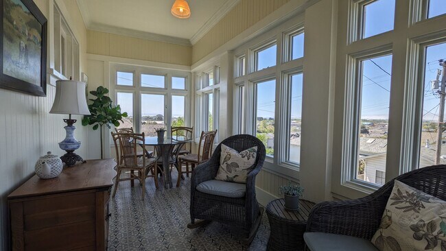 Building Photo - Furnished spacious 2/1 historic home in do...