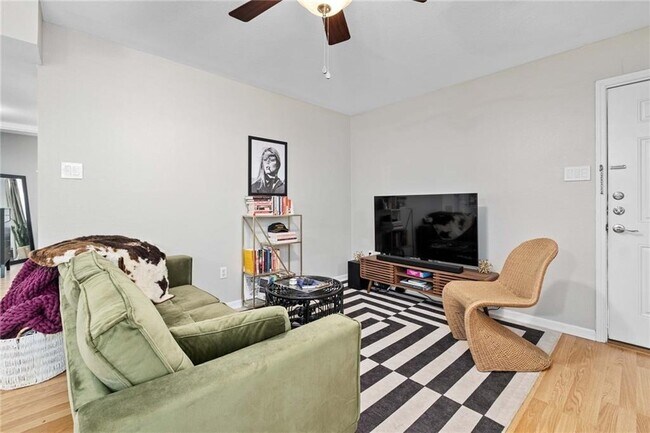 Building Photo - 2450 Ashdale Dr