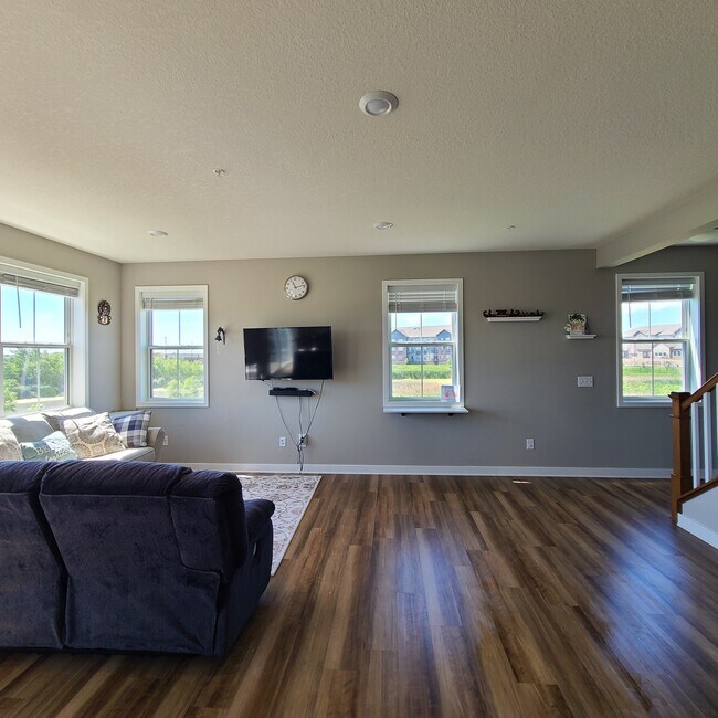 Living room with natural lighting - 7254 Yellowstone Ct N